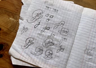 Libreta con bocetos del logotipo a lápiz