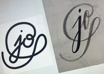 Dos versiones del logotipo en la pantalla del ordenador durante el proceso de vectorizado.